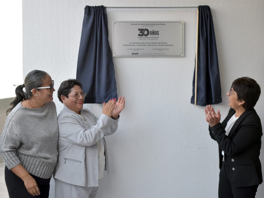 Develan placa conmemorativa por la Formación General Universitaria Inglés-Francés