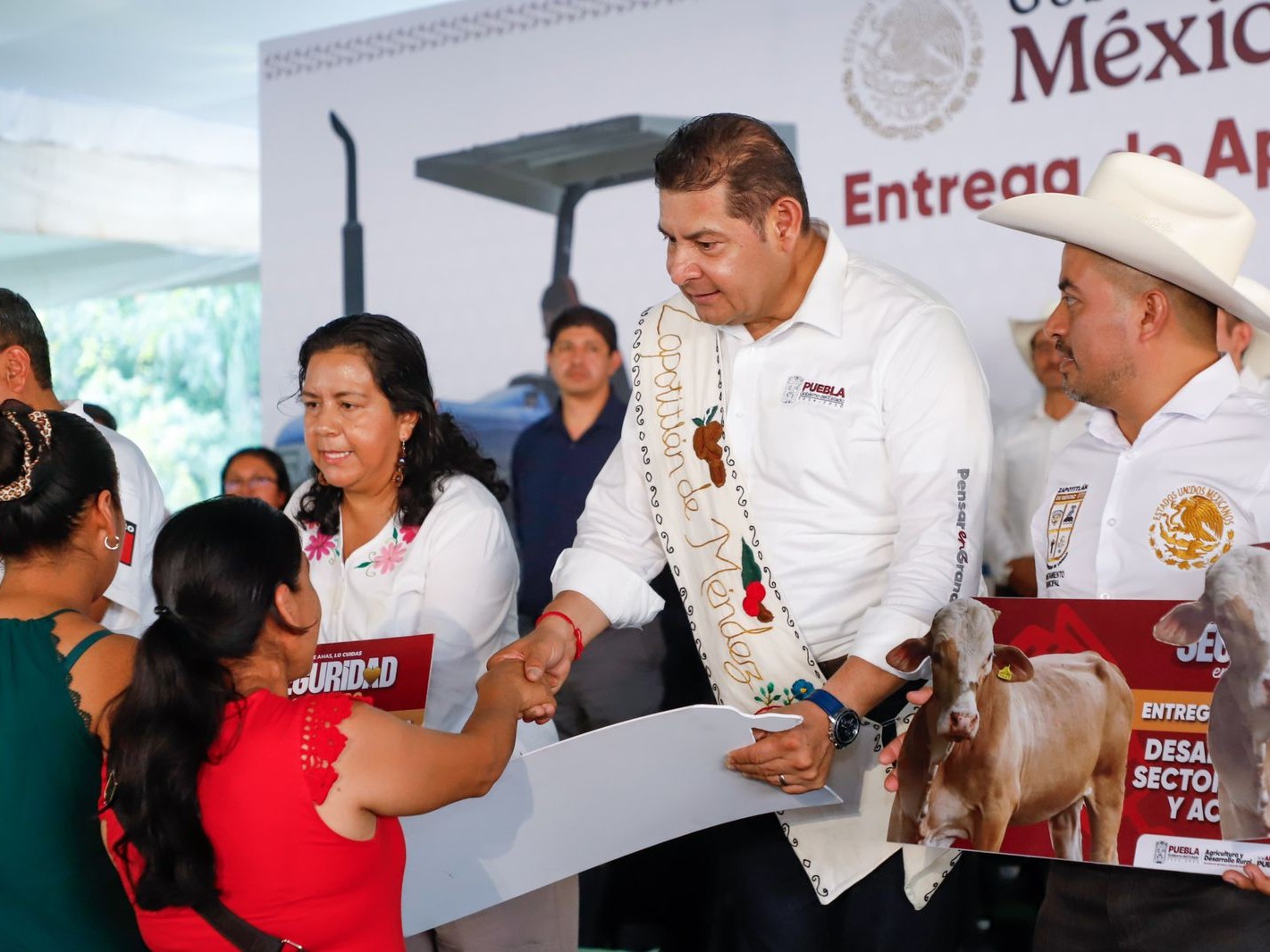 Prioritario que campesinos cuenten con recursos y se genere riqueza comunitaria: Armenta