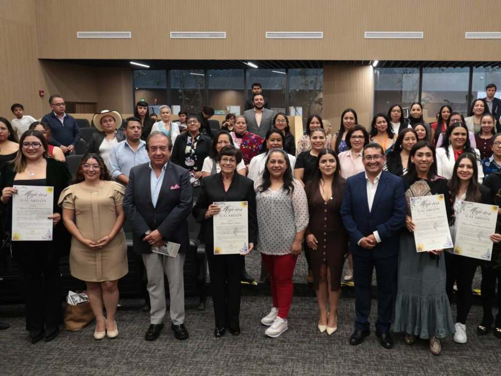 Celebran en el Congreso el tercer aniversario de la organización "Por las Mujeres de Puebla"