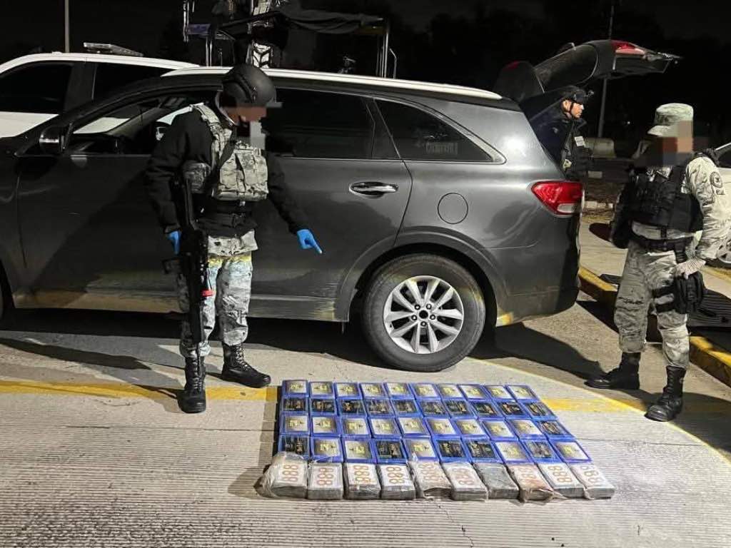 Asegura Guardia Nacional camioneta con 50 paquetes de presunta droga en Amozoc