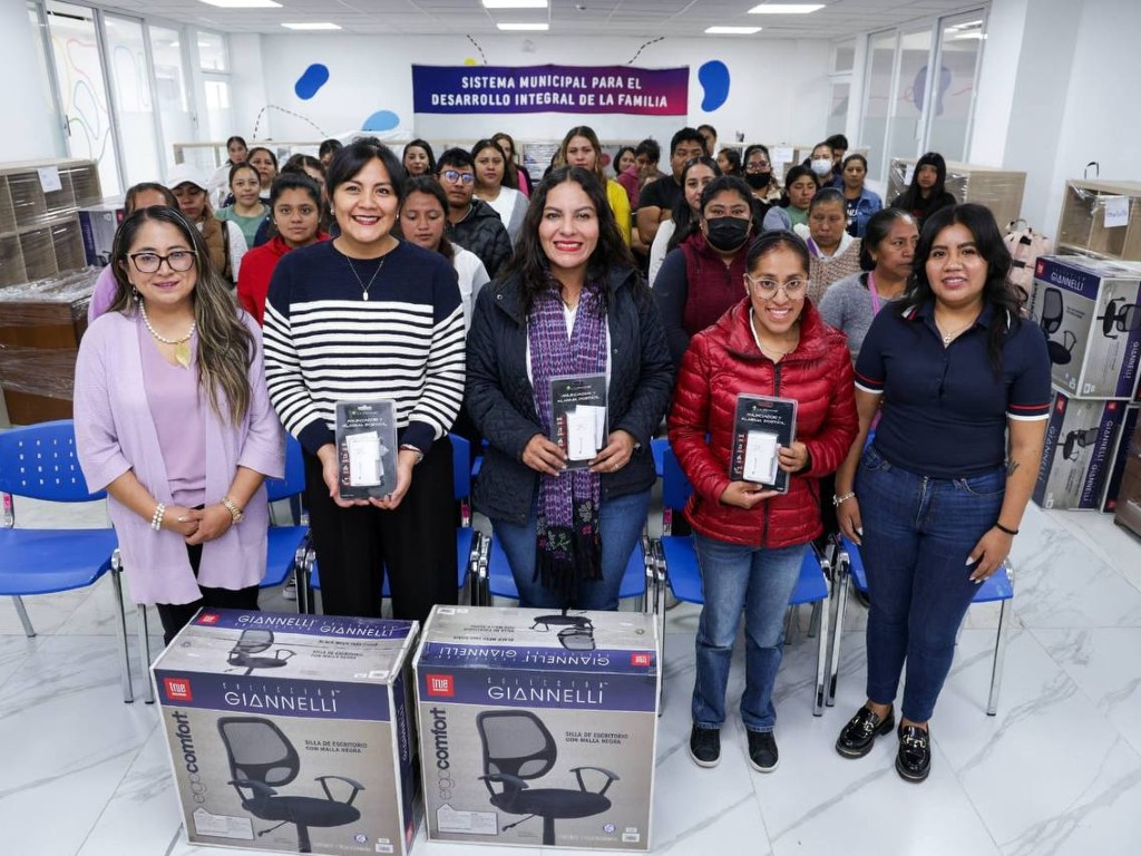 Entrega Lupita Cuautle equipamento a los 12 CAIC de San Andrés Cholula