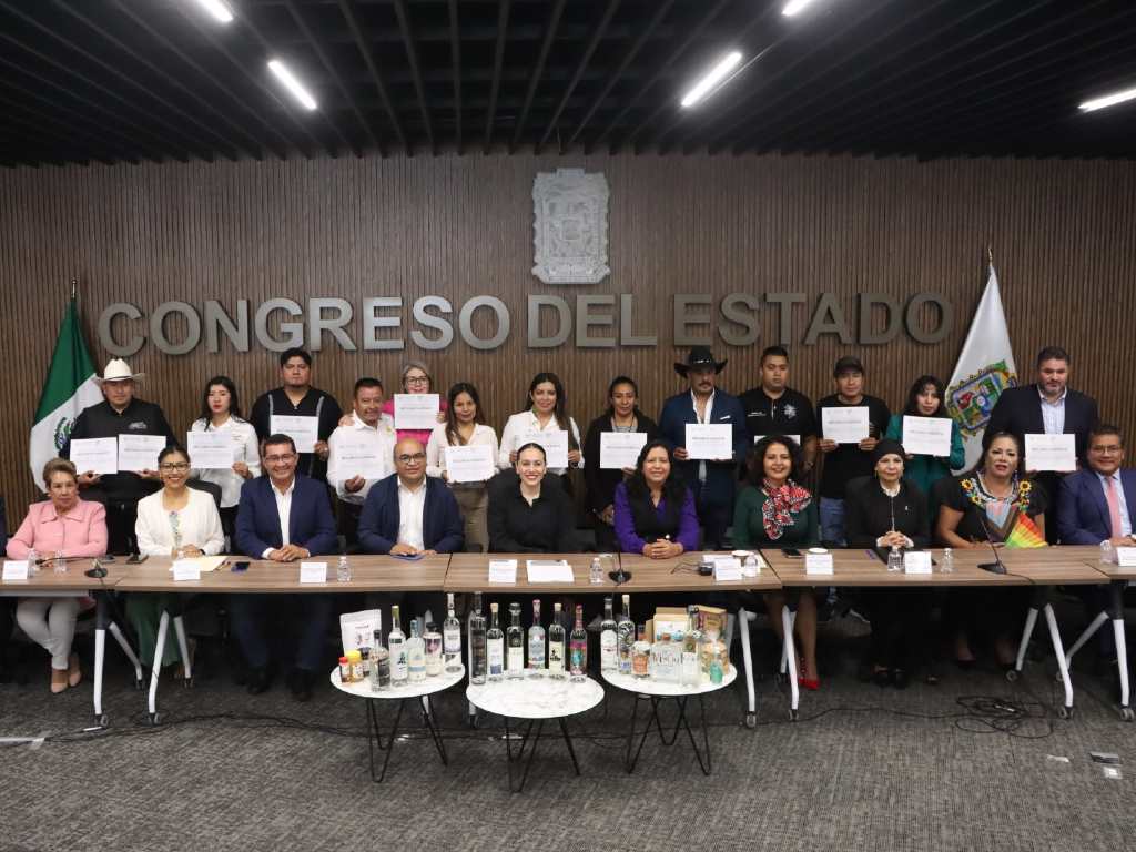 Reconoce Congreso del Estado a productores y productoras poblanas del certamen internacional de mezcal