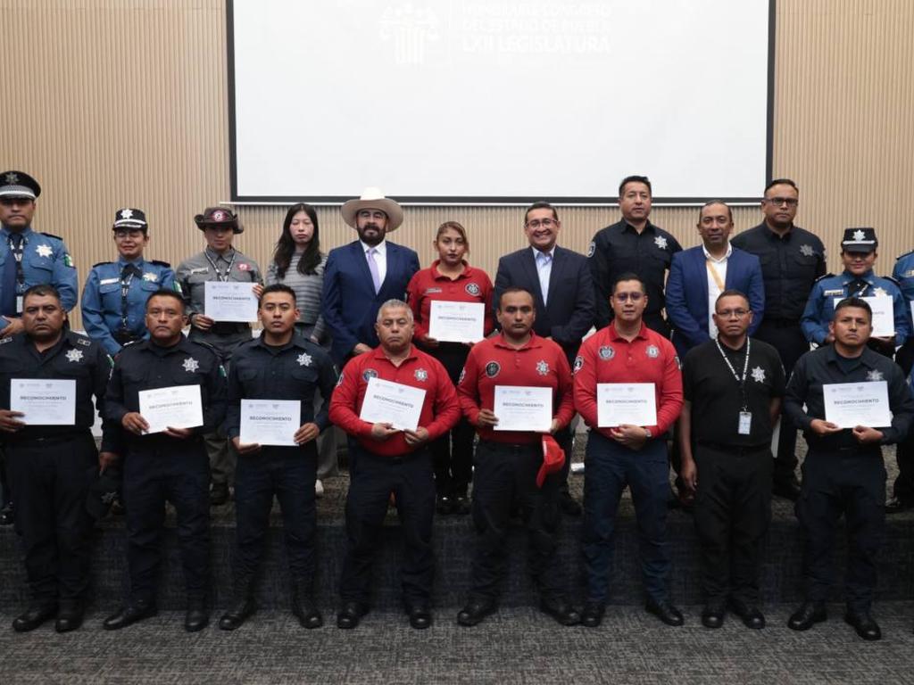 Entregan reconocimientos a elementos de la Seguridad Pública Estatal, Turística, Preventiva y Bomberos