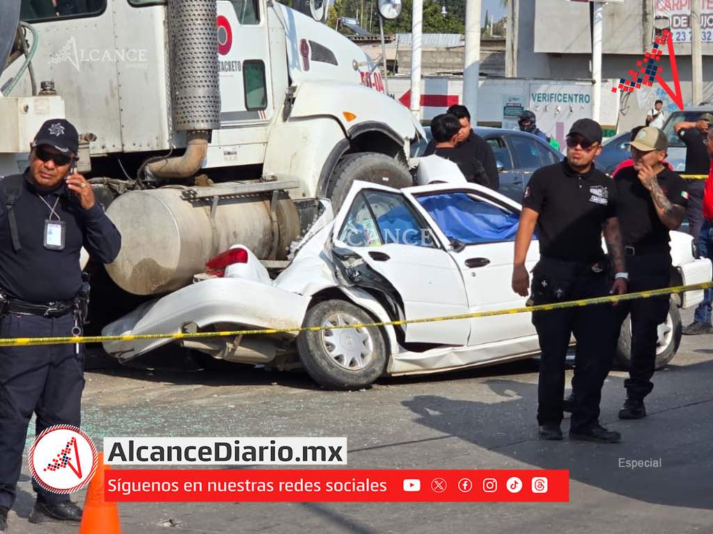Revolvedora aplasta auto y deja dos mujeres sin vida y una más herida en Amozoc