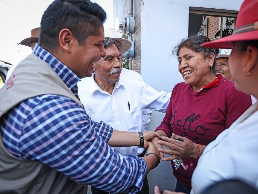 Mantiene Omar Muñoz cercanía con habitantes de Cuautlancingo con recorridos