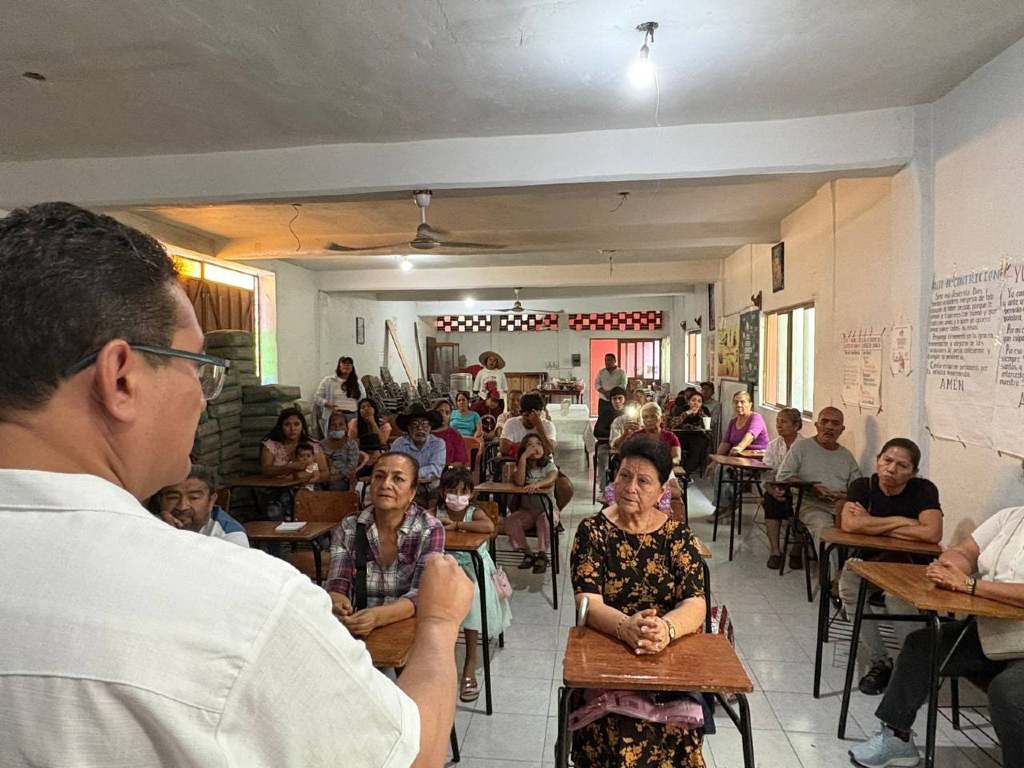 Entrega Pavel Gaspar Ramírez vestuario al grupo de danza “Macuilxóchil” de San José Atencingo