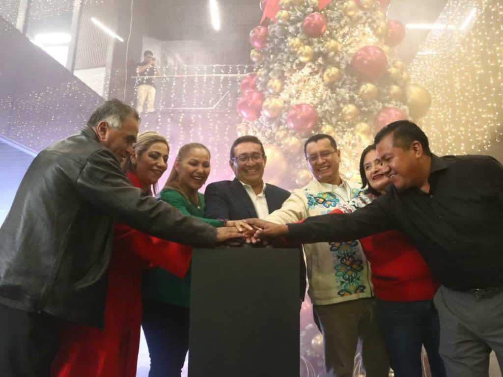 Encienden el árbol navideño del Congreso de Puebla