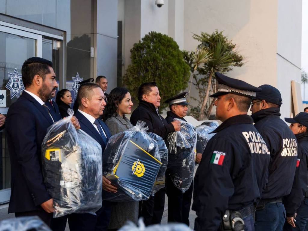 Entregan kits de uniformes a la SSPPC de San Andrés Cholula