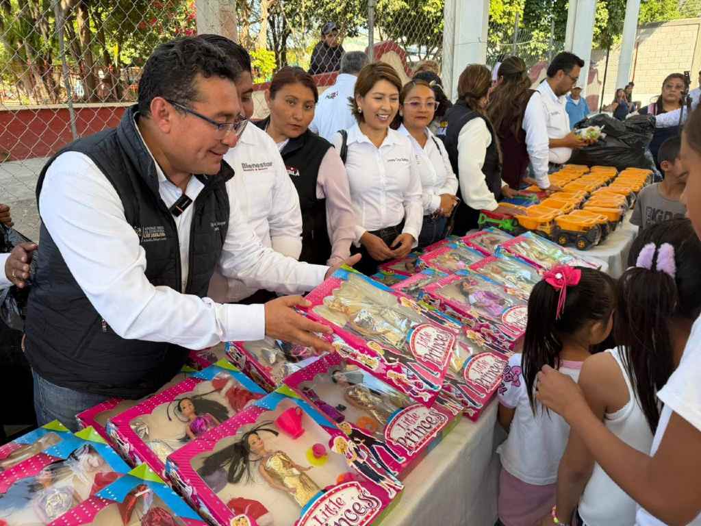 Diputado Pavel Gaspar entregó juguetes y aguinaldos a niñas y niños de Amatitlán de Azueta