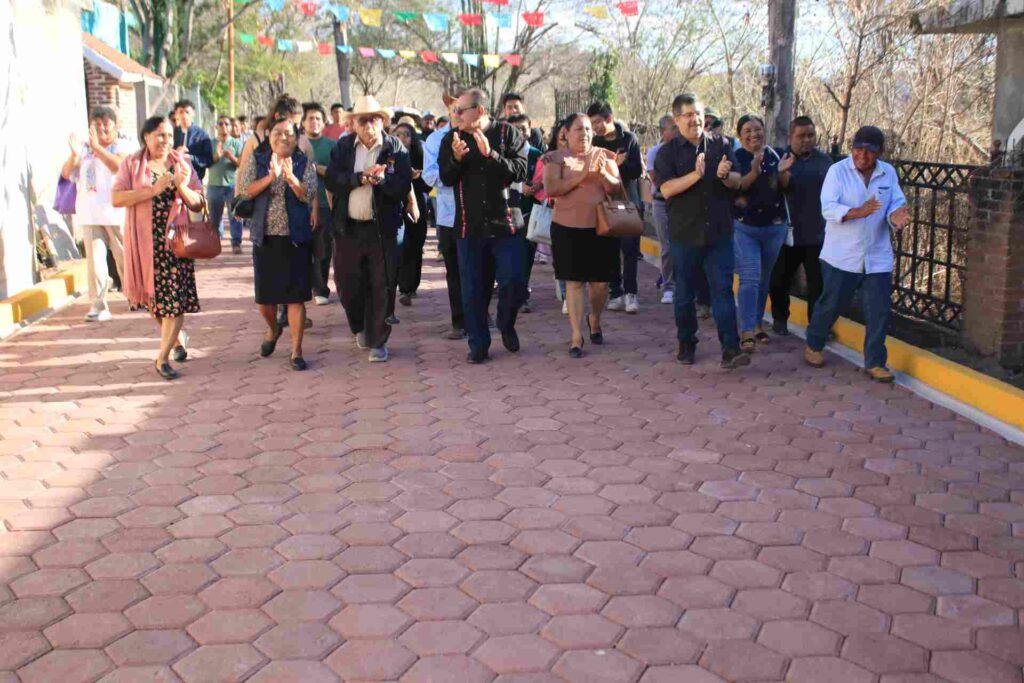 Inauguran pavimentación en Tempexquixtle