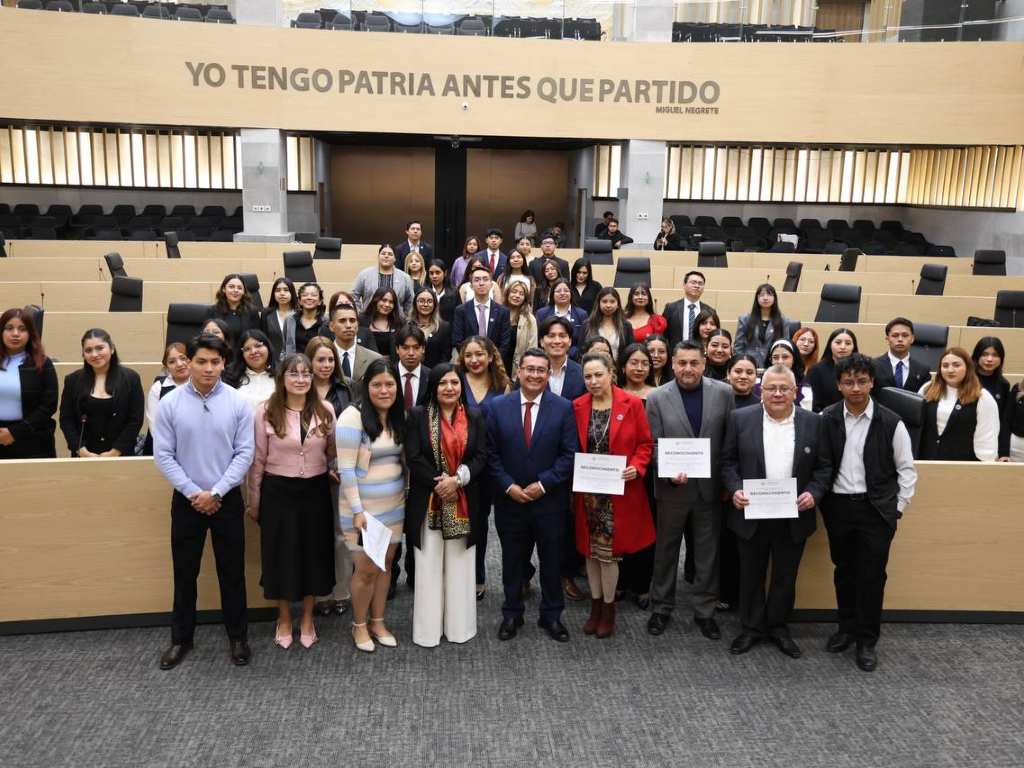 Reciben en el Congreso a estudiantes de la BUAP que participaron en el programa “Diputado por un Día”