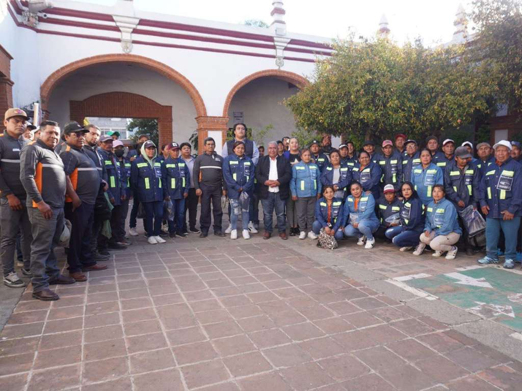 Entrega Severiano de la Rosa uniformes a personal de Mantenimiento Urbano, Residuos Sólidos y Agua Potable de Amozoc