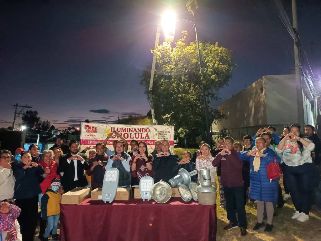 Entregan programa “Iluminando Cholula” en Santiago Momoxpan