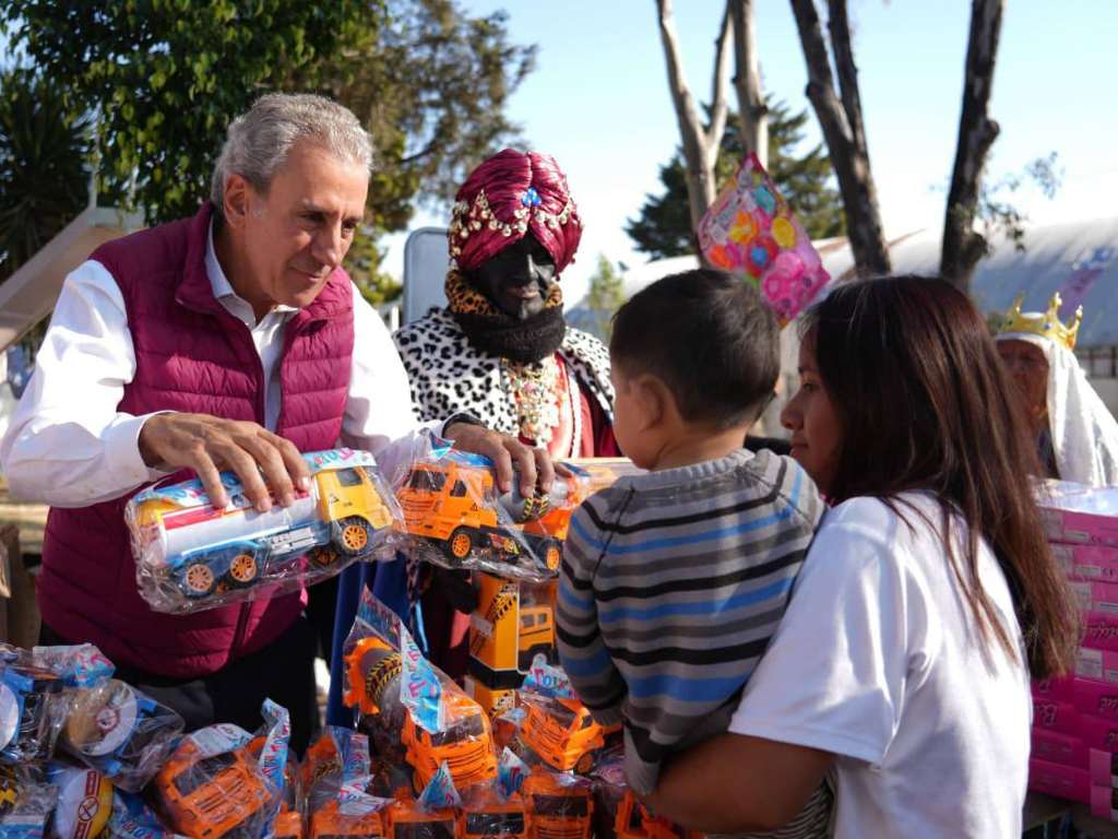 Llegan los Reyes Magos a la Junta Auxiliar Romero Vargas y colonia La Rosa