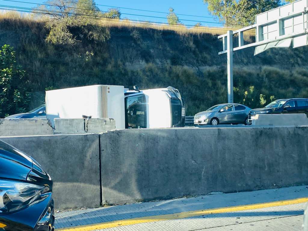 ¡Alerta! Volcadura en Periférico Ecológico ocasiona fuerte tráfico en la zona