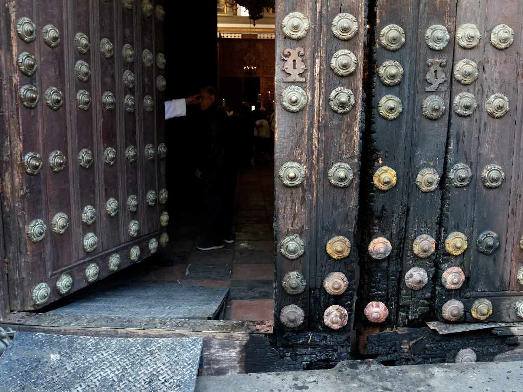 Poblanos y poblanas lamentan incendio a puertas de la catedral de Puebla