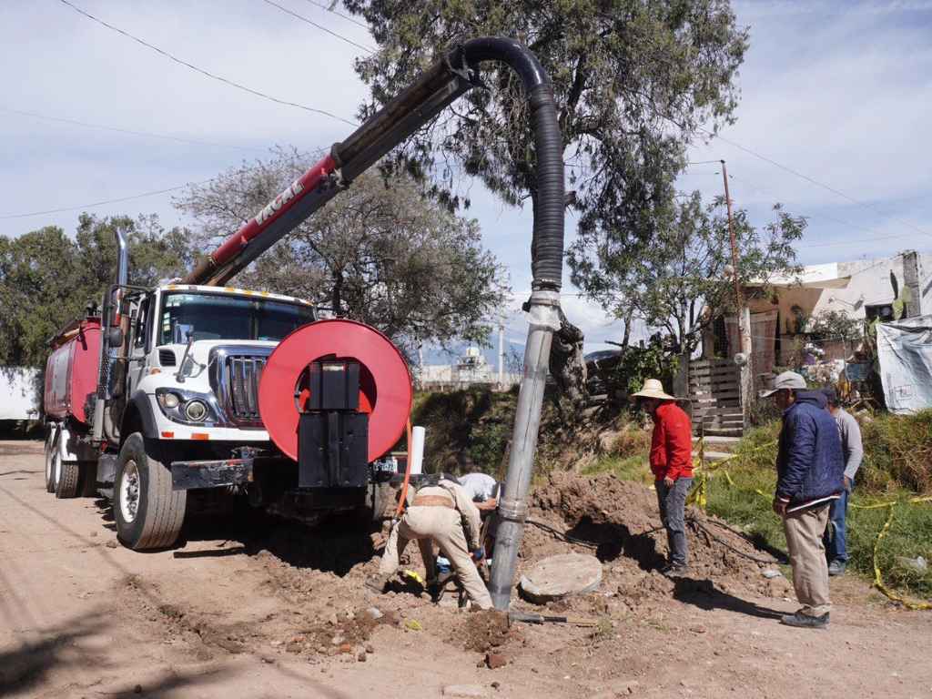 Dan mantenimiento con equipo Vactor al servicio de drenajes en Amozoc
