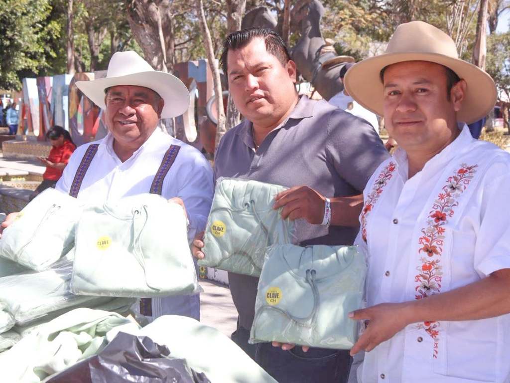 Entrega Gobierno de Amozoc uniformes a la Banda de Marcha Juventud Guadalupana