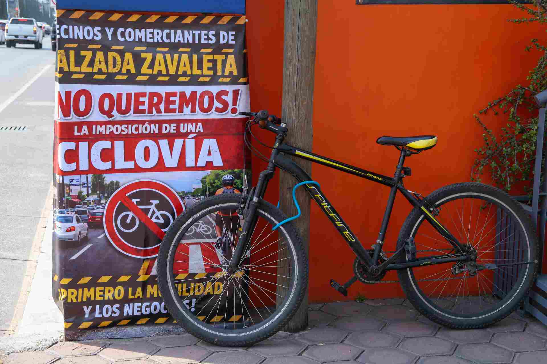 Ciclovía en Calzada Zavaleta divide opiniones entre comerciantes, peatones y ciclistas