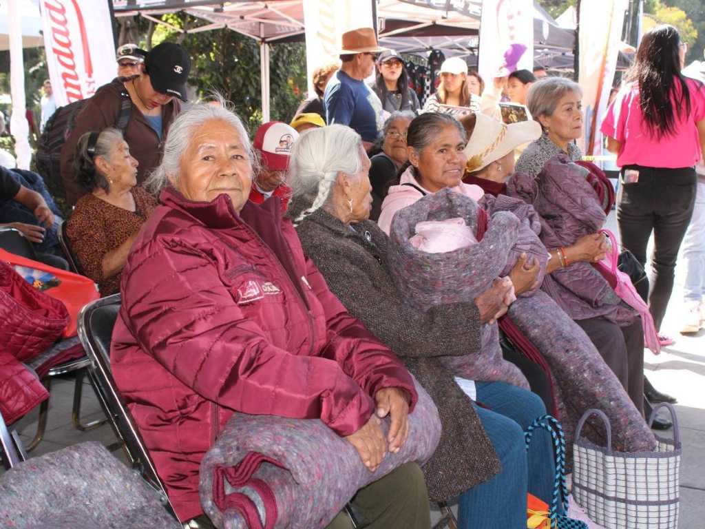 Entregan chamarras y cobijas en San Pedro Cholula