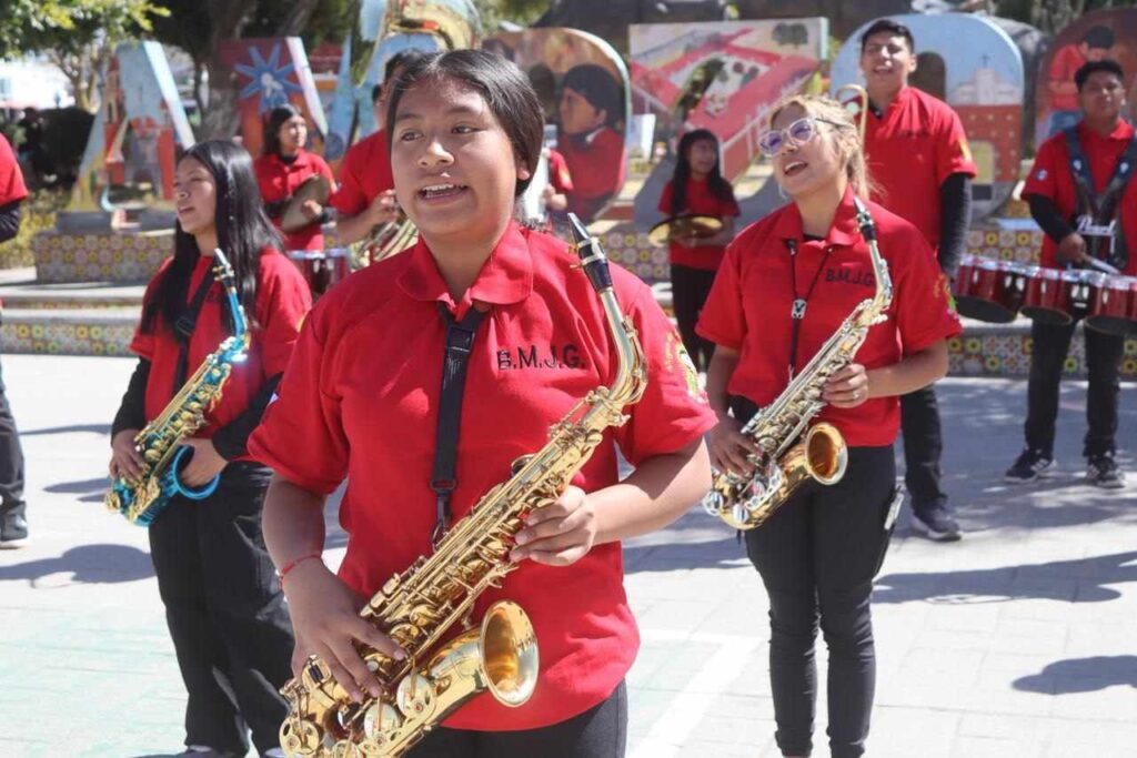 Entrega Gobierno de Amozoc uniformes a la Banda de Marcha Juventud Guadalupana
