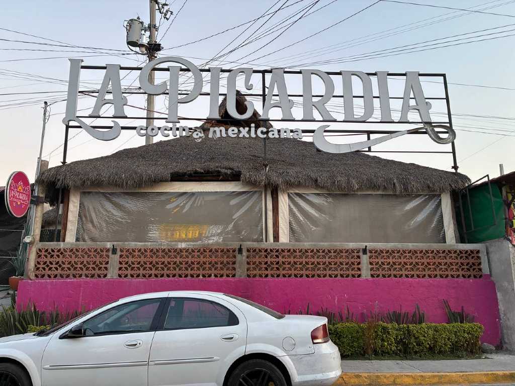 Sujetos atacan con cohetes restaurante que colinda con Lomas de Angelópolis III