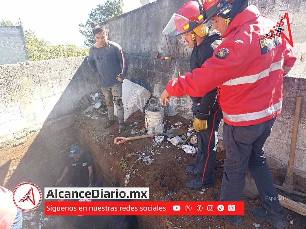 ¡Se salva de milagro! Rescatan a albañil que quedó atrapado en alud de tierra en Huauchinango