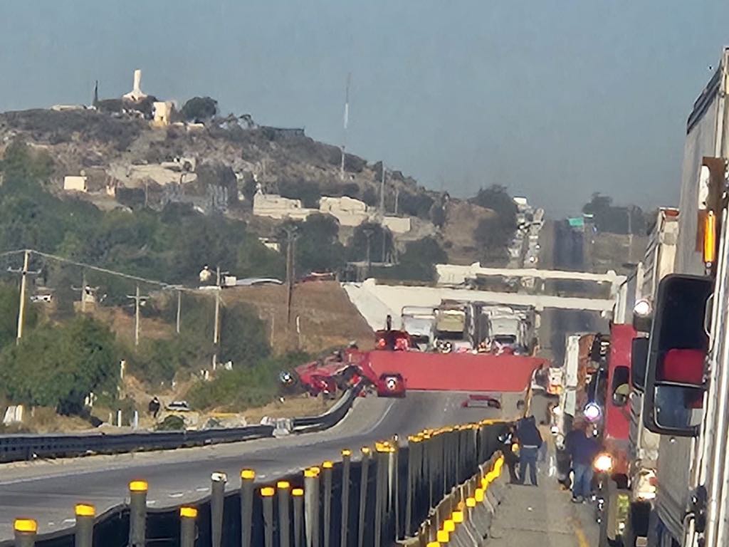 Volcadura de camión en la autopista Puebla – Orizaba deja una persona sin vida