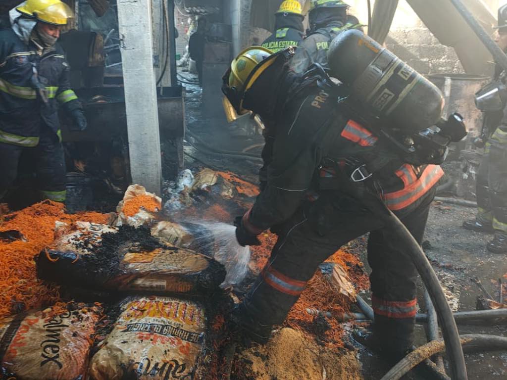 Se quema bodega donde hacían chicharrines en Arboledas de Loma Bella