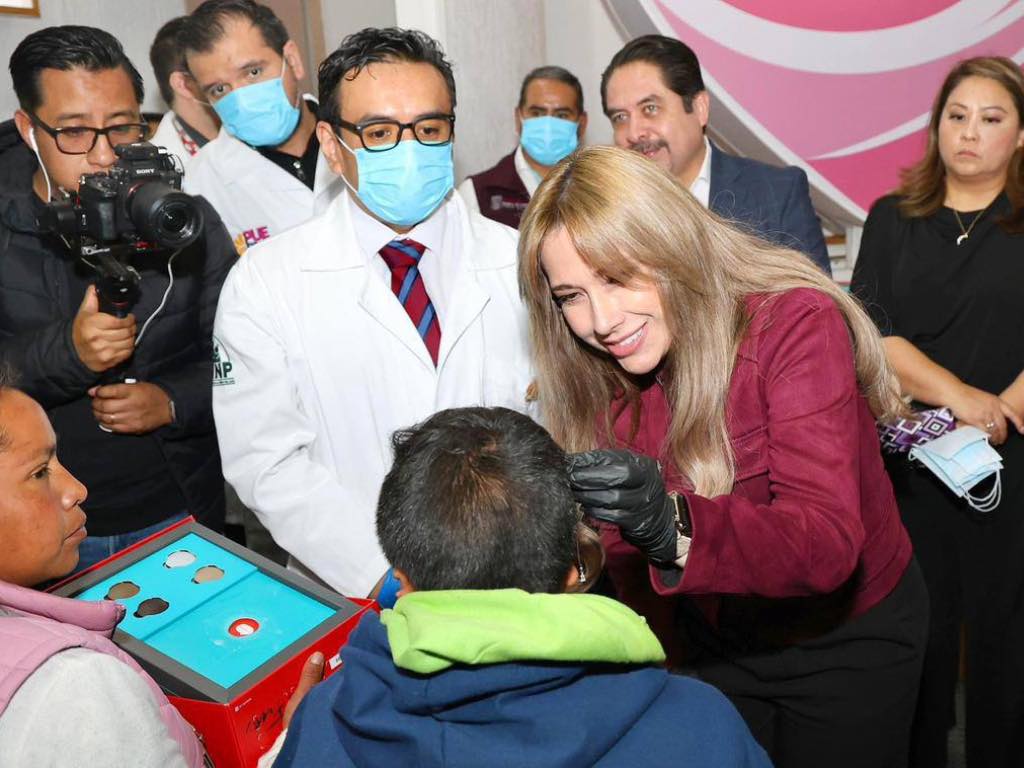 Entrega el SEDIF implantes de oído medio a 20 menores