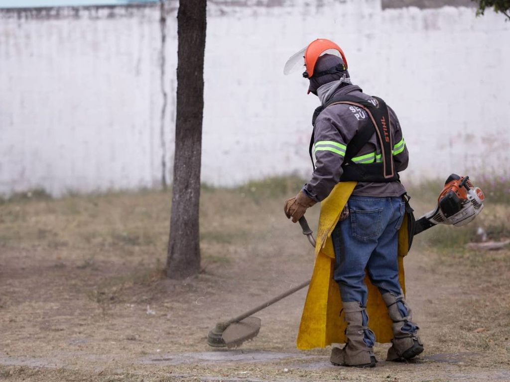 Dan limpieza y mantenimiento al camellón central en la Delegación Atlixcáyotl