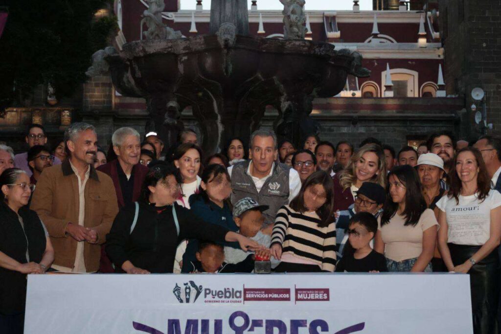 Impulsa gobierno de la ciudad Mujeres que Brillan con iluminación violeta de las fuentes de la ciudad