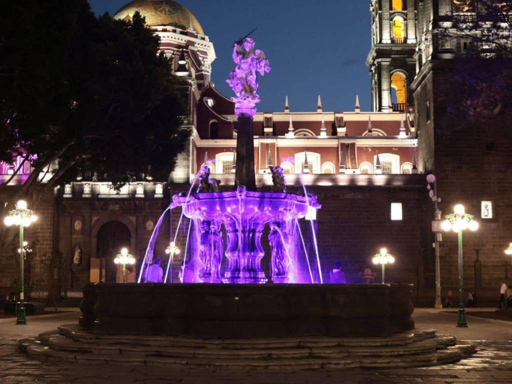 Impulsa gobierno de la ciudad Mujeres que Brillan con iluminación violeta de las fuentes de la ciudad