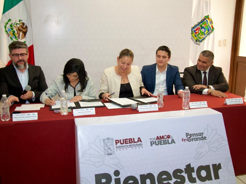 Firma Laura Artemisa convenio de colaboración con CDH Puebla