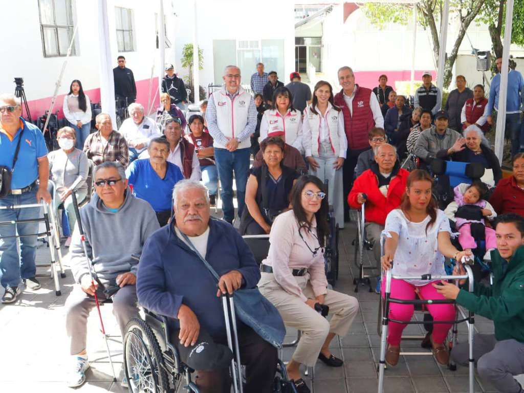 Realizan la entrega de aparatos funcionales en Puebla Capital