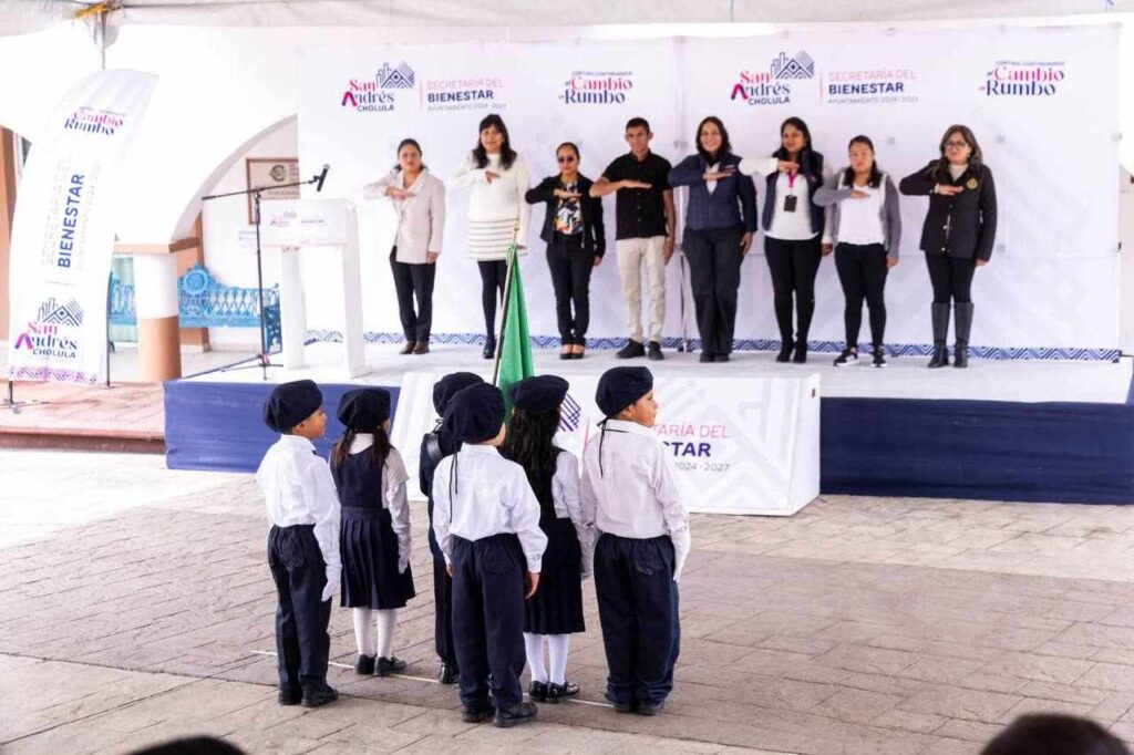 Entrega Lupita Cuautle apoyos económicos a instituciones educativas de San Andrés Cholula