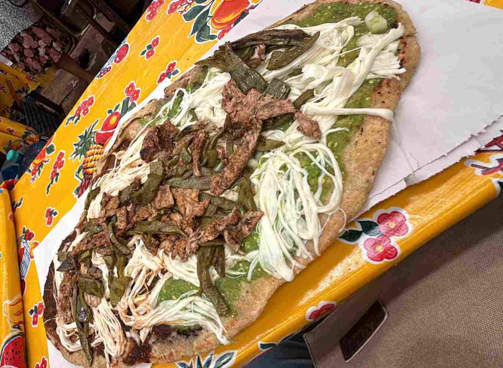 Conoce las ricas Orejas de Elefante en el mercado Ignacio Zaragoza 