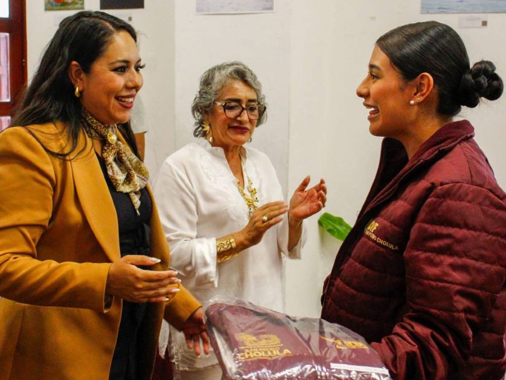 Entrega Tonantzin Fernández uniformes a personal del DIF Municipal Cholula