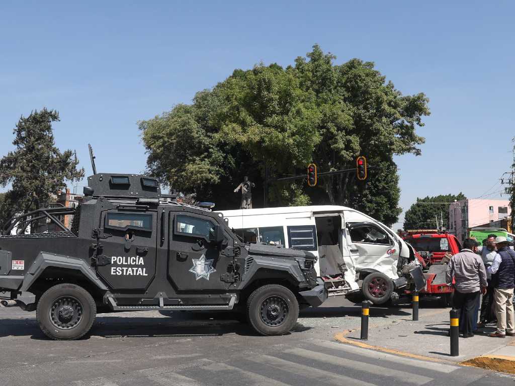 Provoca camioneta blindada de la Policía Estatal accidente sobre Bulevar 5 de Mayo