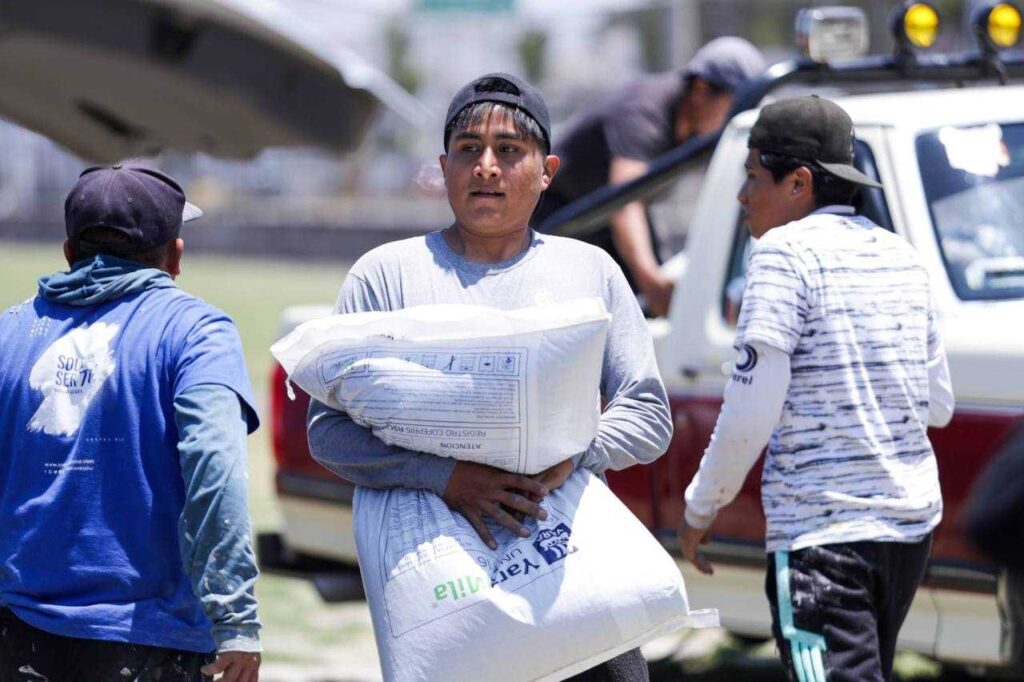 Encabeza Lupita Cuautle segunda entrega de fertilizante a familias productoras