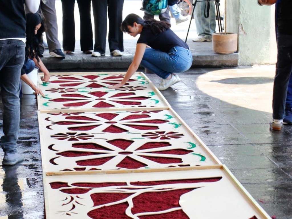 Realizan colocación de alfombra monumental en el Portal Guerrero de la Plaza de la Concordia