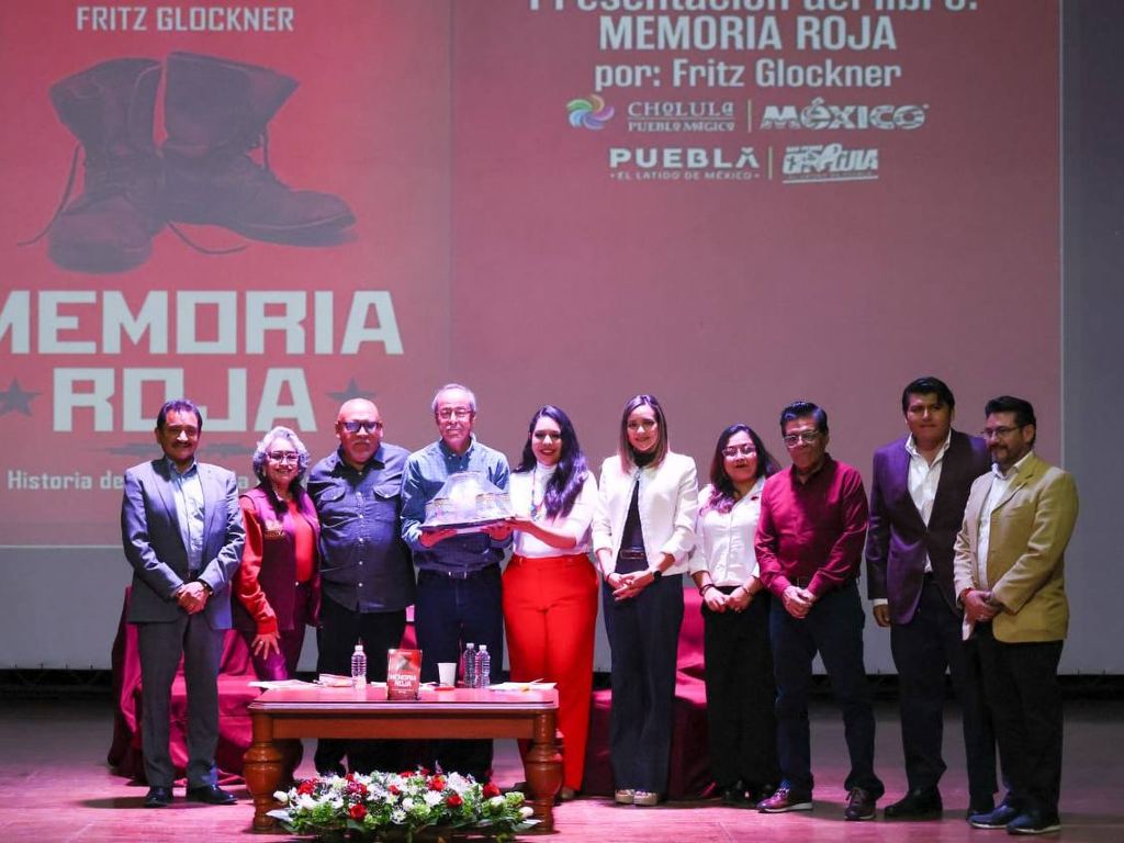 Presenta Fritz Glockner su libro Memoria Roja en San Pedro Cholula