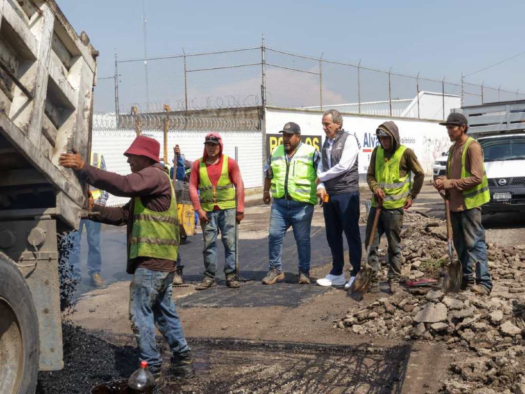 Supervisan trabajos de bacheo en San Pablo Xochimehuacan