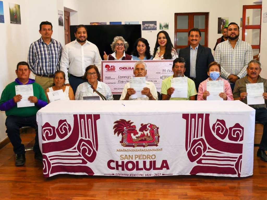 Entrega Gobierno de San Pedro Cholula apoyos económicos a adultos mayores