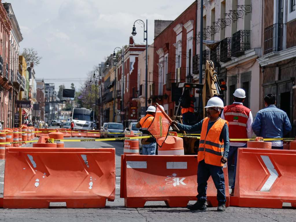 ¡No hay paso! Esta calle en el Centro Histórico está cerrada por obras de Agua de Puebla