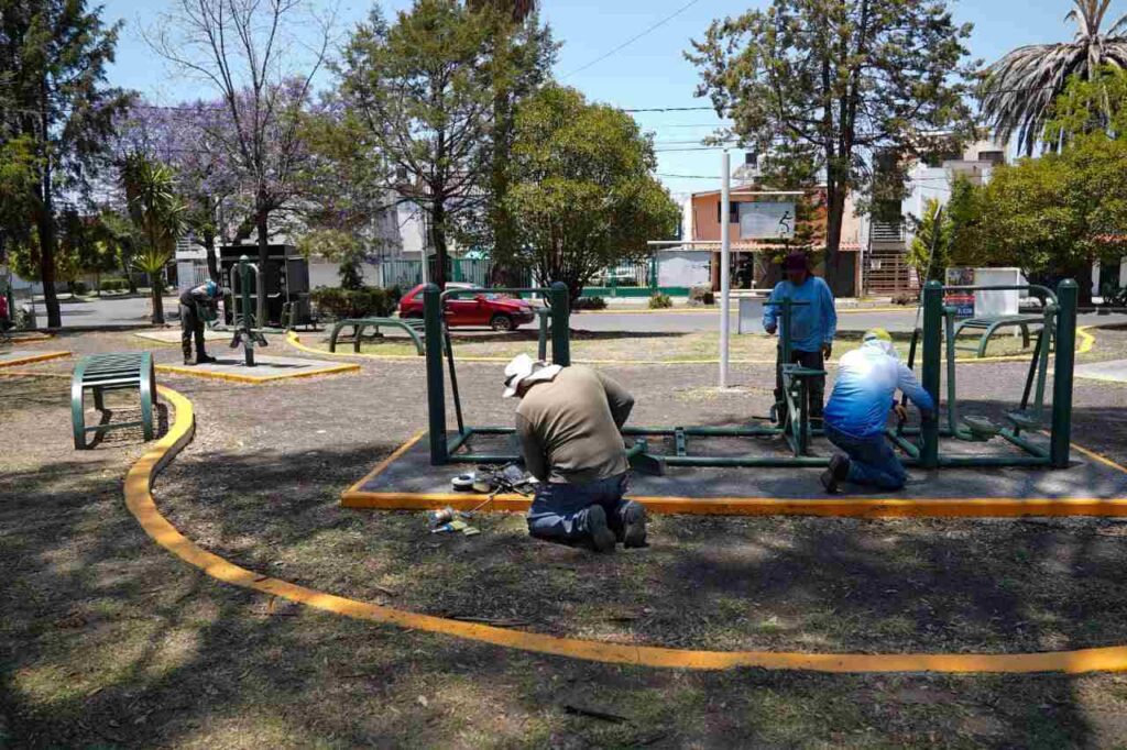 Realiza Gobierno de la Ciudad mantenimiento de mobiliario urbano a parques