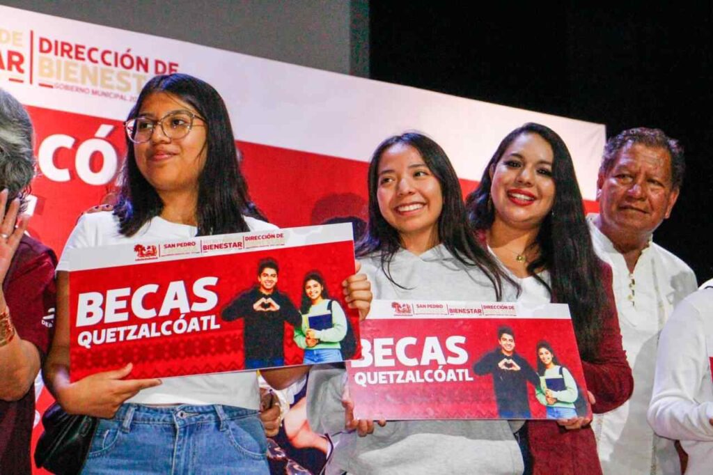 Entregan Becas Quetzalcóatl a estudiantes universitarios de San Pedro Cholula