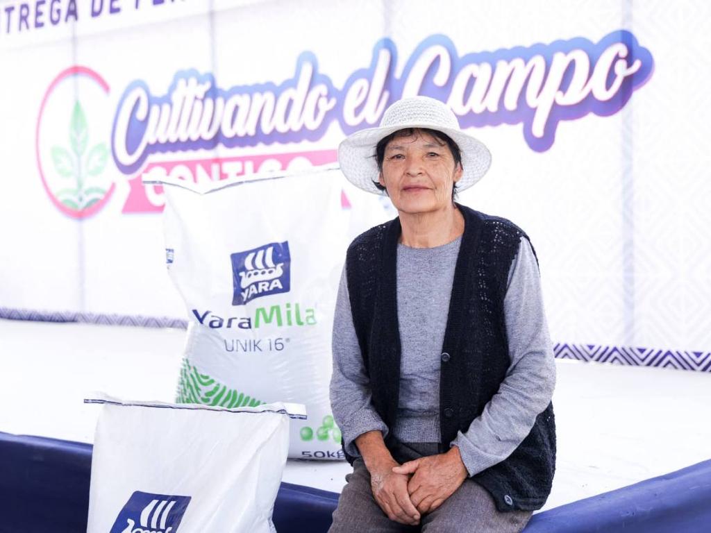 Encabeza Lupita Cuautle segunda entrega de fertilizante a familias productoras
