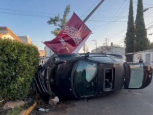 Aparatosa volcadura en la 24 Sur y Las Torres tira luminaria provoca caos vial en Puebla