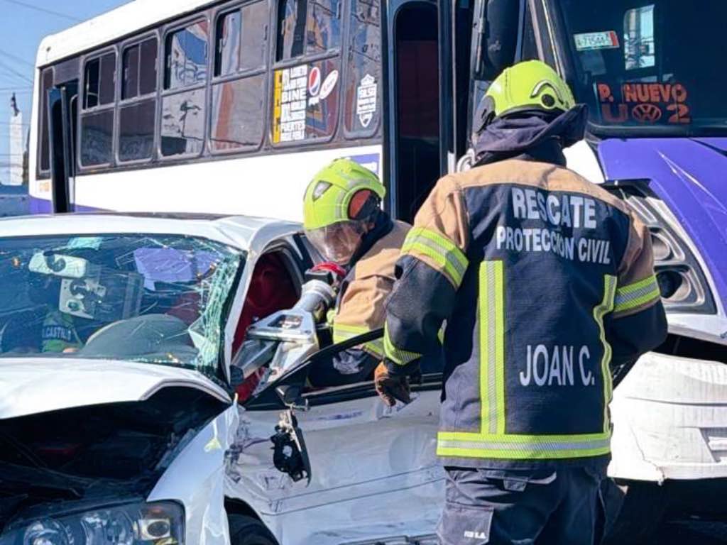 Choque entre auto y transporte público deja a un hombre atrapado en la colonia Aquiles Serdán